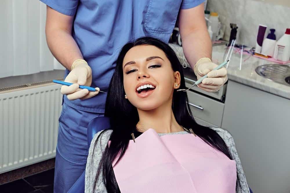 Paciente visitando una clínica dental en Albania con un equipo especializado.