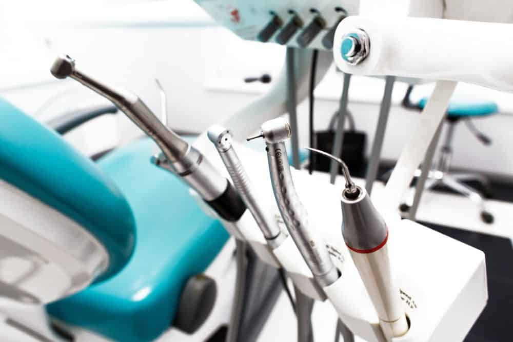 Quirófano estéril en una clínica dental de Albania con tecnología moderna.