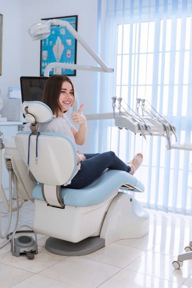 Sonrisa rehabilitada en una clínica dental de Albania con tratamiento personalizado.