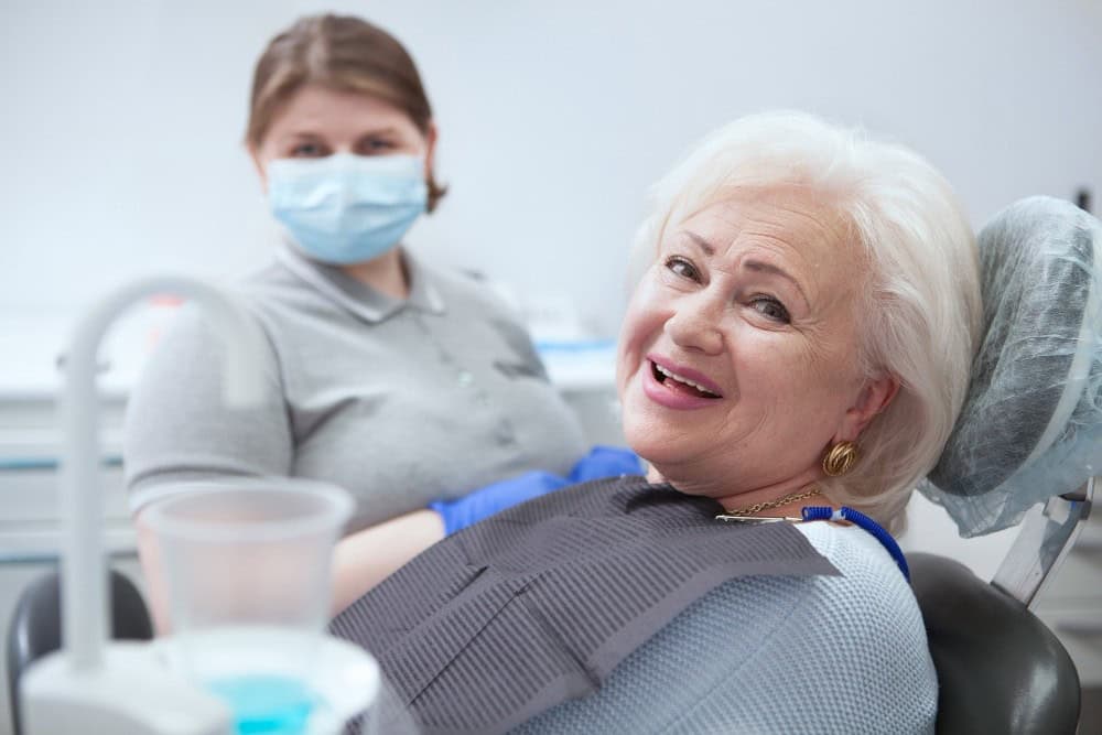 Procedurë pa dhimbje e implantit dentar me kujdes të dedikuar pasoperativ.