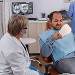 Implante dentare pa dhimbje falë anestezisë lokale dhe protokolleve të sigurta.