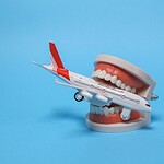 Tratamiento con implantes dentales en Albania en una moderna clínica de turismo dental