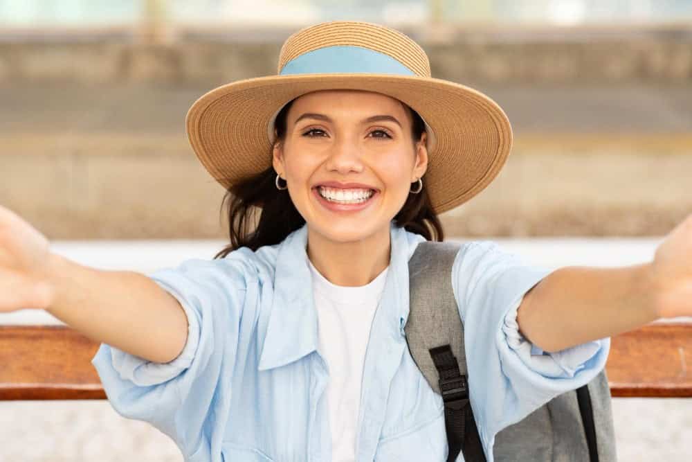 Pacient ndërkombëtar që udhëton në Shqipëri për turizëm dentar për të marrë kujdes dentar me cilësi të lartë në Shqipëri.