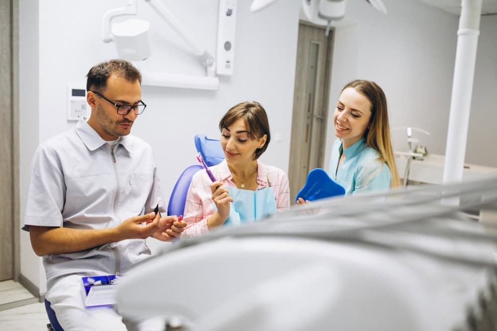 Equipo de atención dental en Albania atendiendo a un paciente de turismo dental