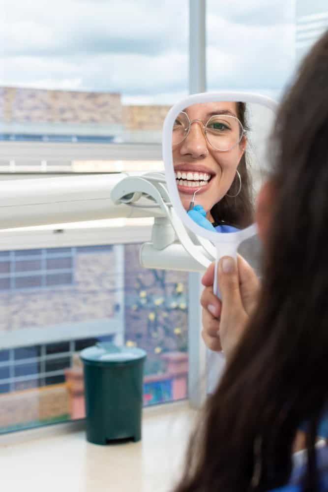 Pacient në një klinikë turizmi dentar në Shqipëri gjatë një konsulte me një dentist në Shqipëri