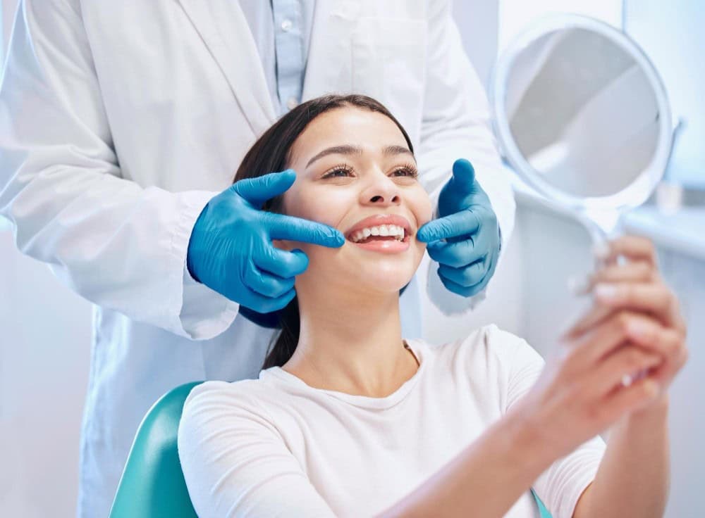 Paziente durante una procedura odontoiatrica, rappresentazione del turismo dentale in Albania con tecnologie avanzate
