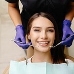 Lächelnder Patient während eines zahnärztlichen Besuchs, Beispiel für Zahnbehandlungen in Albanien für internationale Patienten