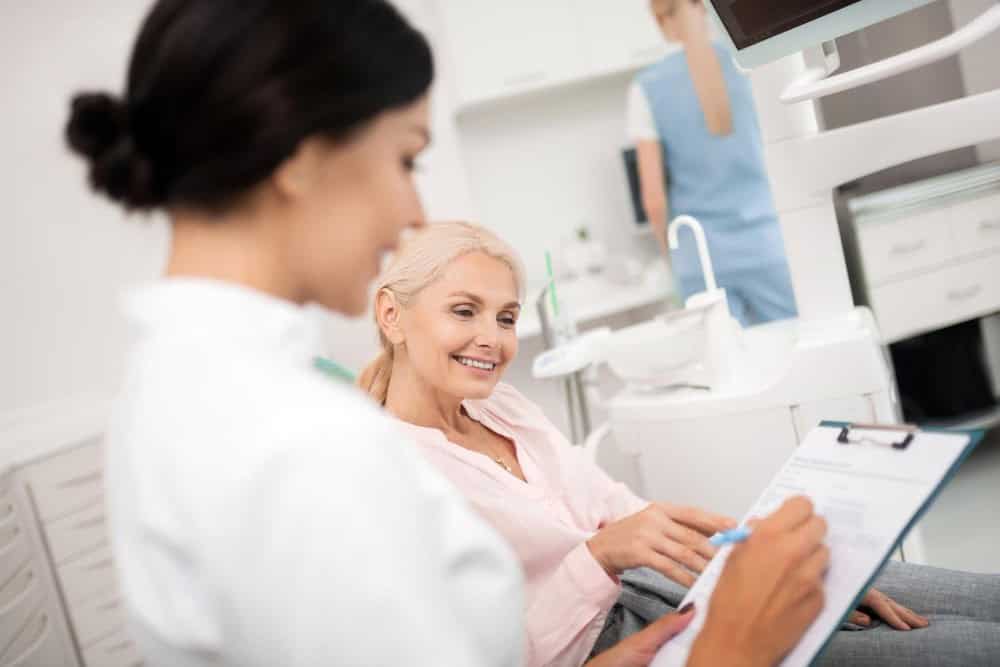 Consulenza personalizzata in clinica per pianificare un trattamento con impianti dentali in Albania