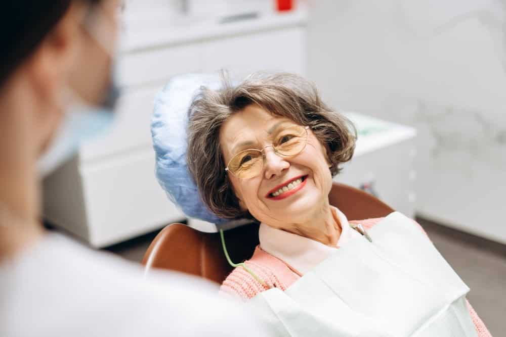 Paziente sorridente durante una visita odontoiatrica per valutare impianti dentali in Albania