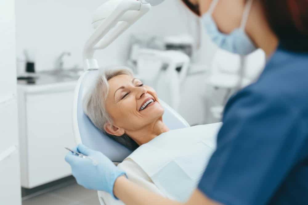 Paziente soddisfatta dopo un controllo per impianti dentali in una clinica odontoiatrica in Albania