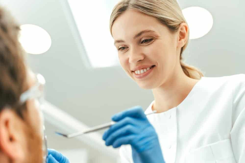 Dentista durante una visita specialistica per valutare impianti dentali in Albania