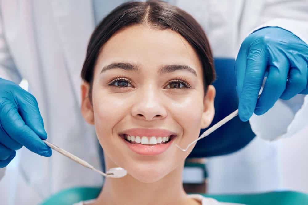 Paziente sorridente durante un controllo odontoiatrico per valutare impianti dentali in Albania
