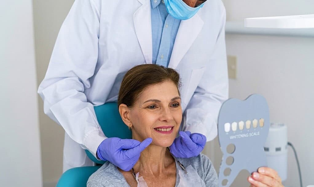 Paziente soddisfatta dopo trattamento con impianti dentali in Albania presso una clinica odontoiatrica moderna