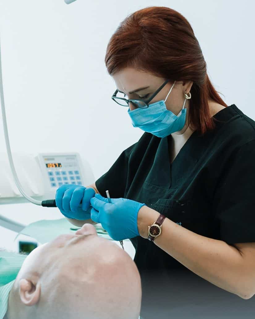 dentista Hygeia Dent durante un trattamento implantare in Albania